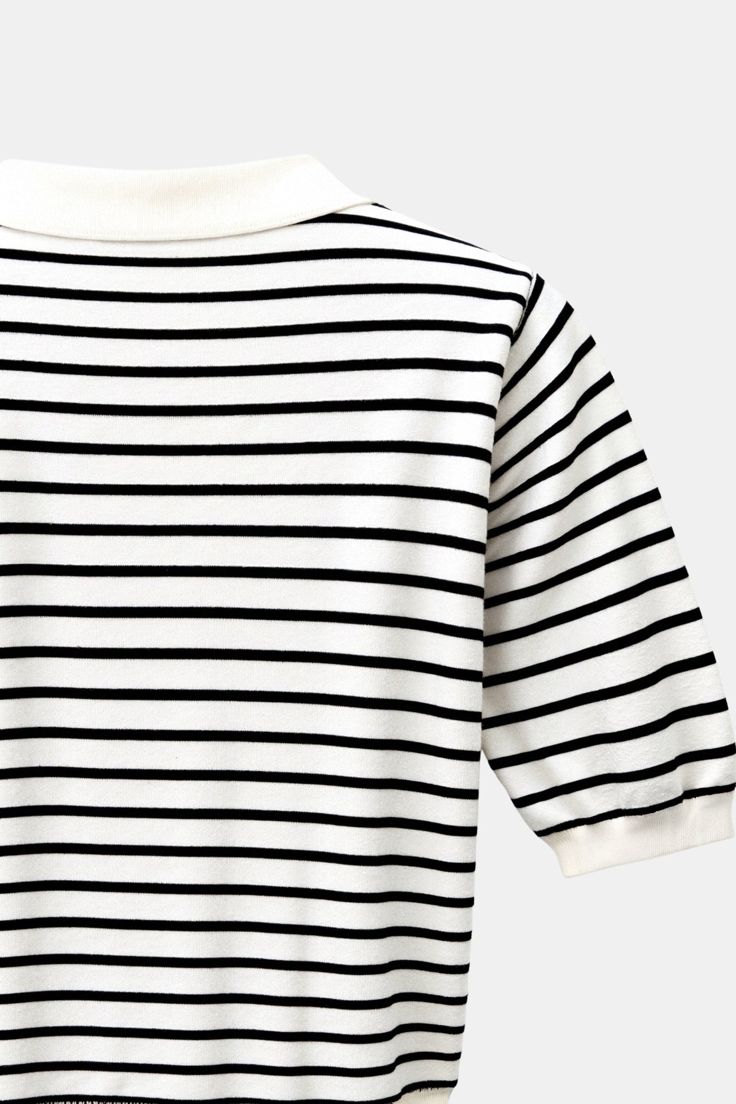 Vielseitige gestreifte Bluse mit V-Ausschnitt