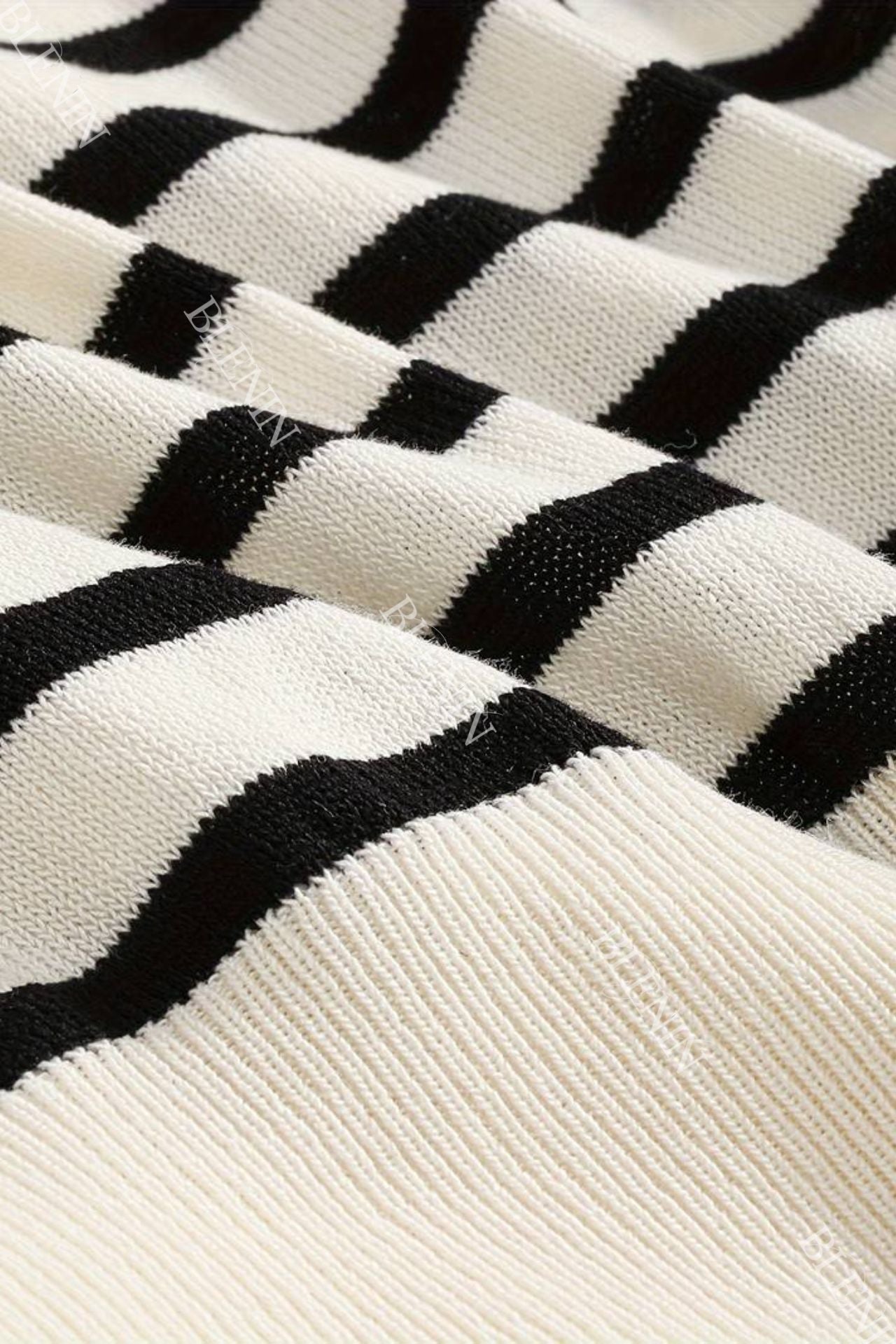 Vielseitige gestreifte Bluse mit V-Ausschnitt