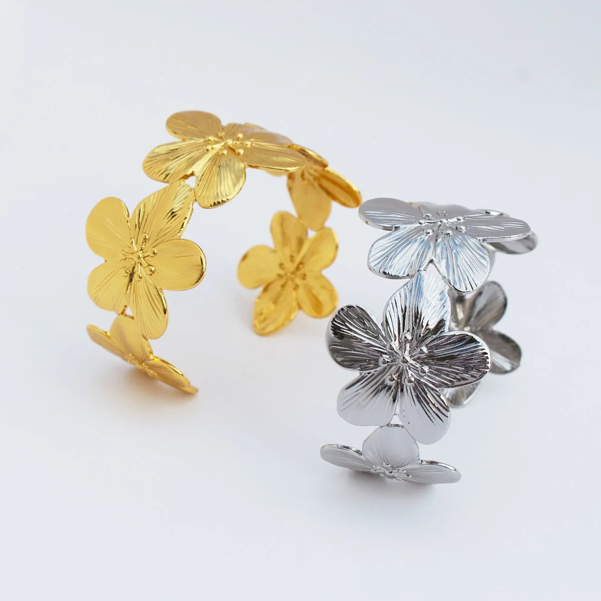 Wasserfestes Damenarmband aus Edelstahl mit Elegantem Blumenmotiv