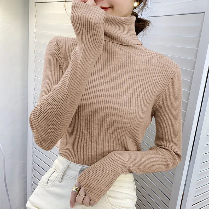 Morbido maglione da donna con collo alto
