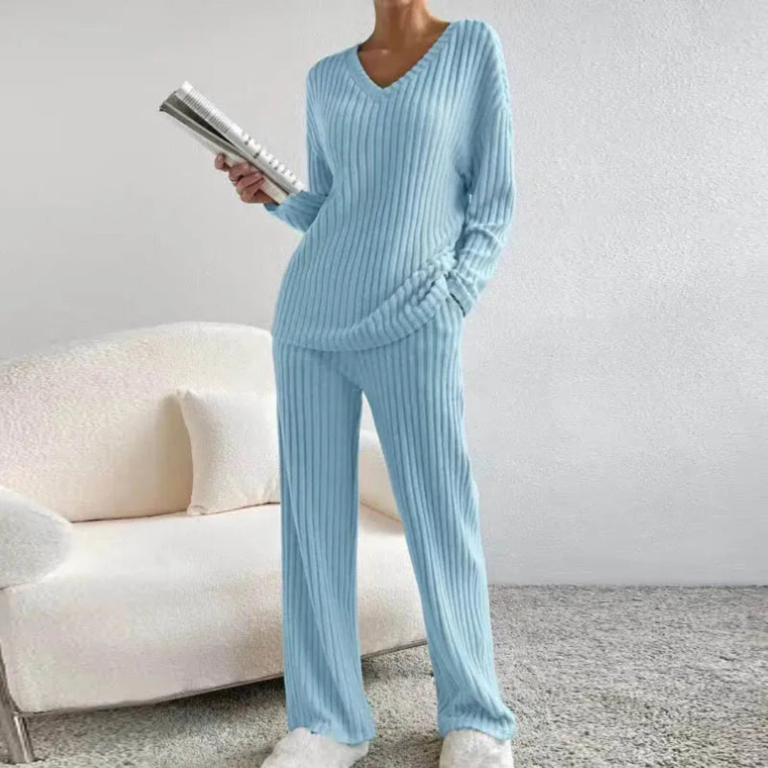 Tvådelat loungewear-set i bomullsblandning med V-ringning och vida byxor
