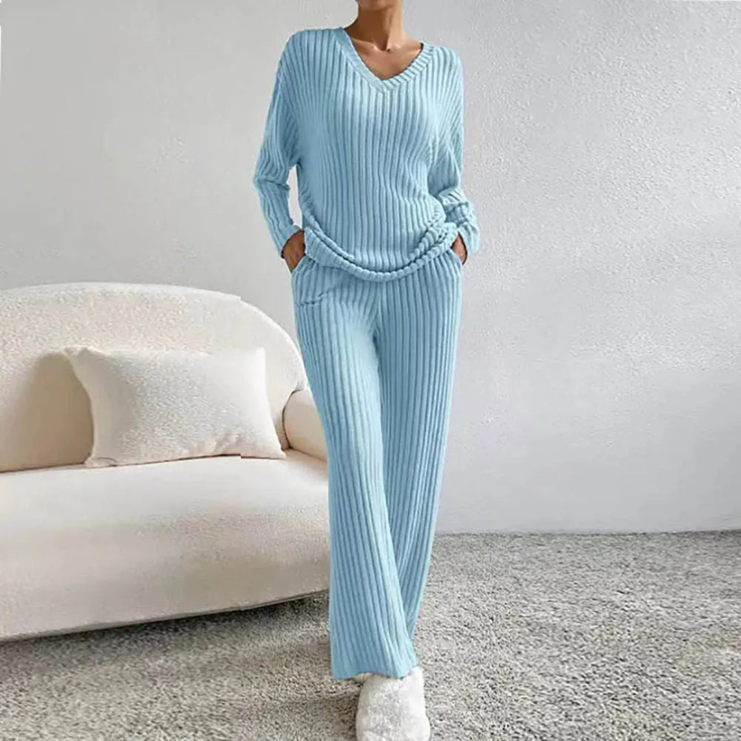 Tvådelat loungewear-set i bomullsblandning med V-ringning och vida byxor