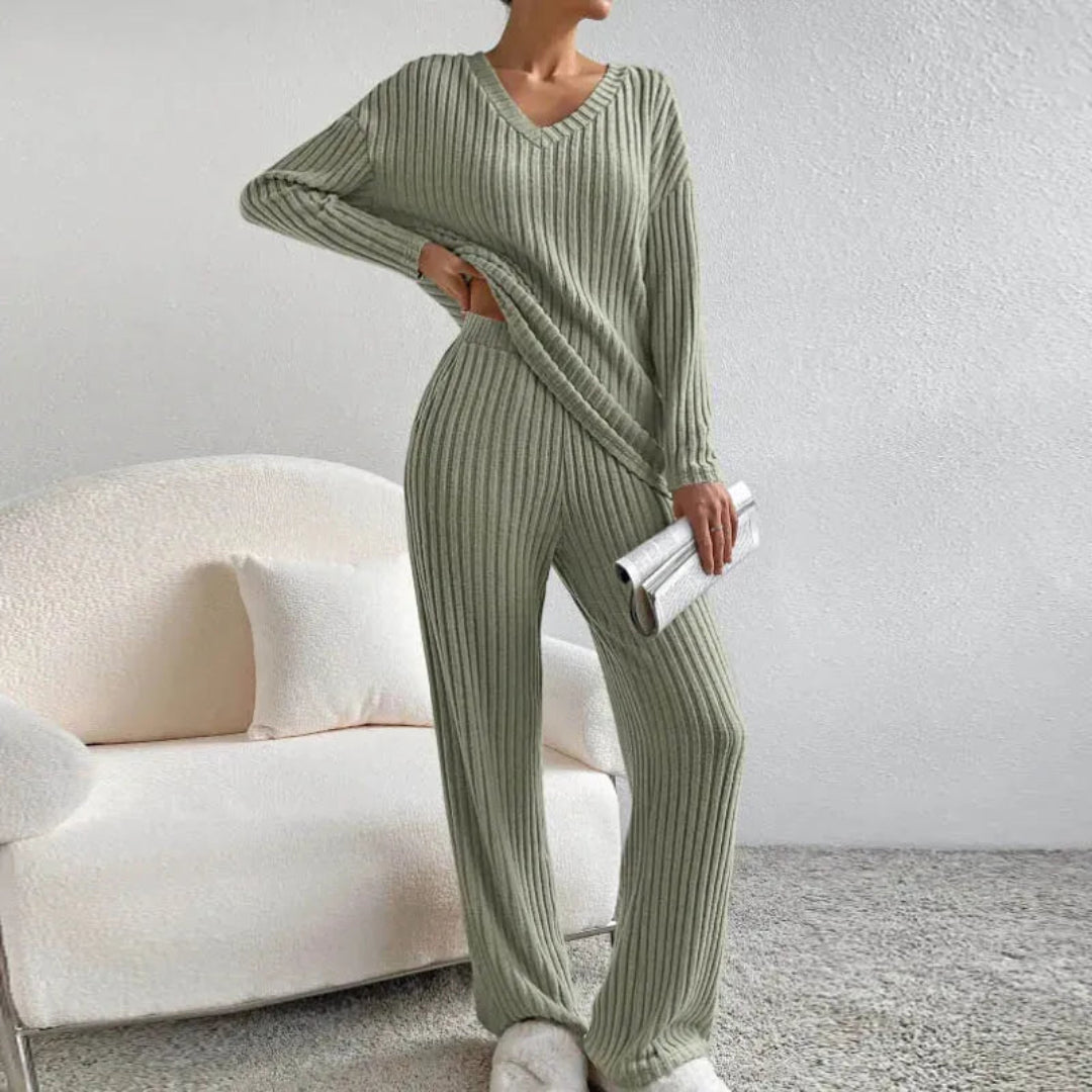 Tvådelat loungewear-set i bomullsblandning med V-ringning och vida byxor