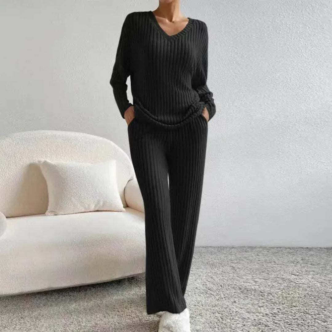Tvådelat loungewear-set i bomullsblandning med V-ringning och vida byxor