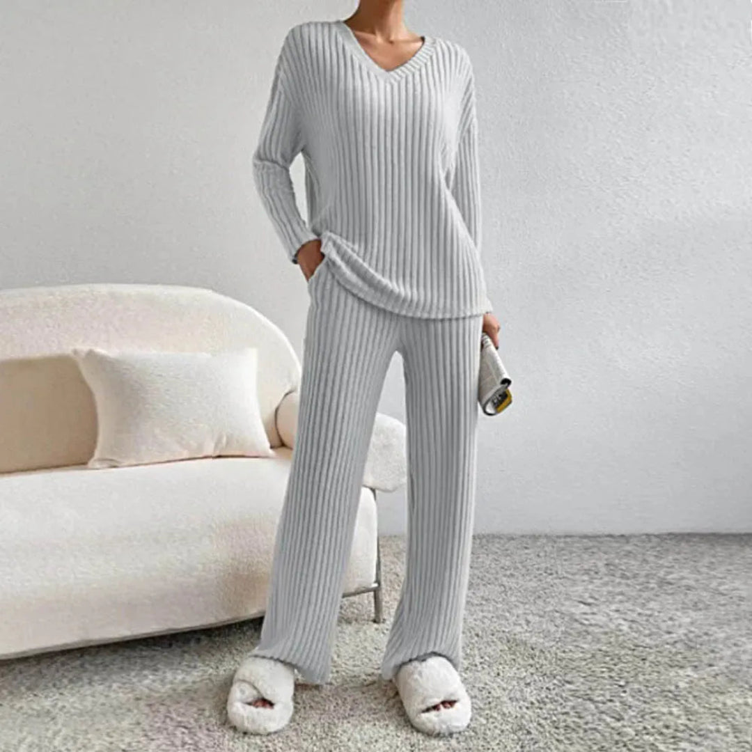 Tvådelat loungewear-set i bomullsblandning med V-ringning och vida byxor