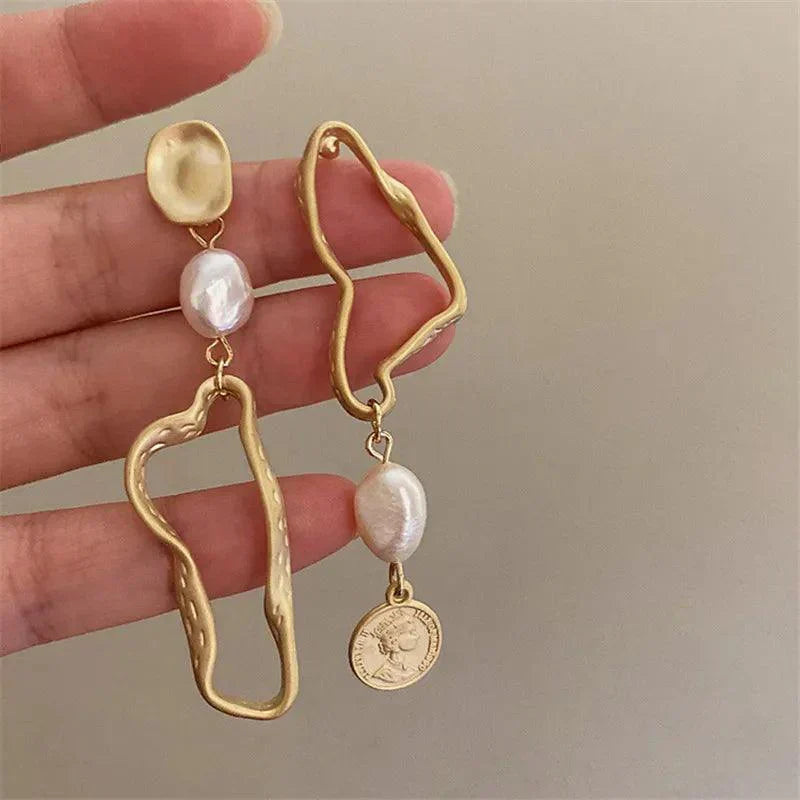 Abbie | Asymmetrische Gold Ohrringe mit Barockperlen für Damen