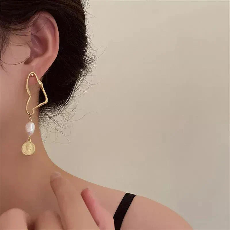 Abbie | Asymmetrische Gold Ohrringe mit Barockperlen für Damen