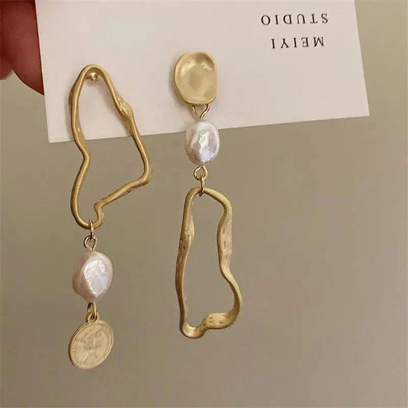 Abbie | Asymmetrische Gold Ohrringe mit Barockperlen für Damen