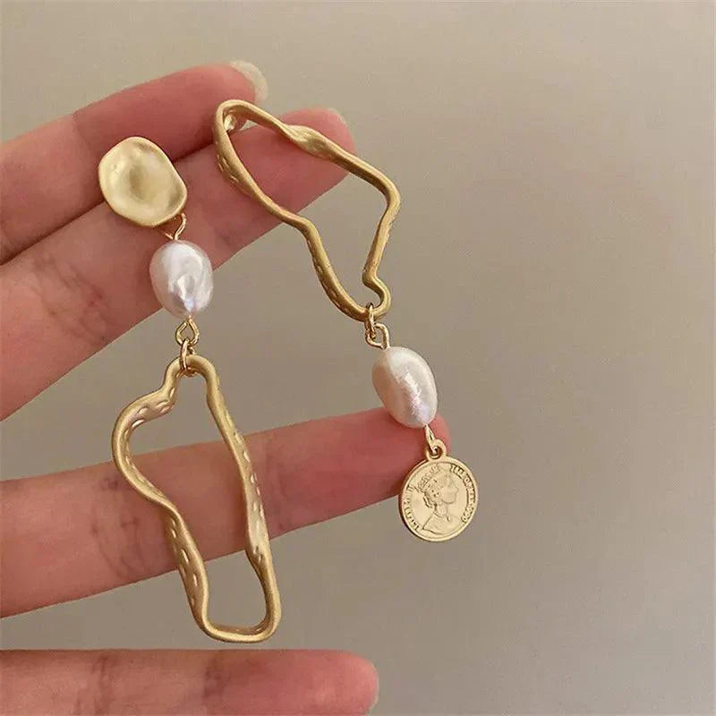 Abbie | Asymmetrische Gold Ohrringe mit Barockperlen für Damen