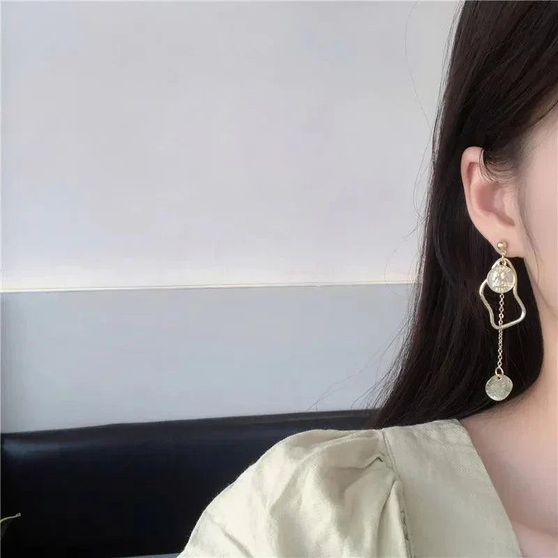 Abbie | Asymmetrische Gold Ohrringe mit Barockperlen für Damen