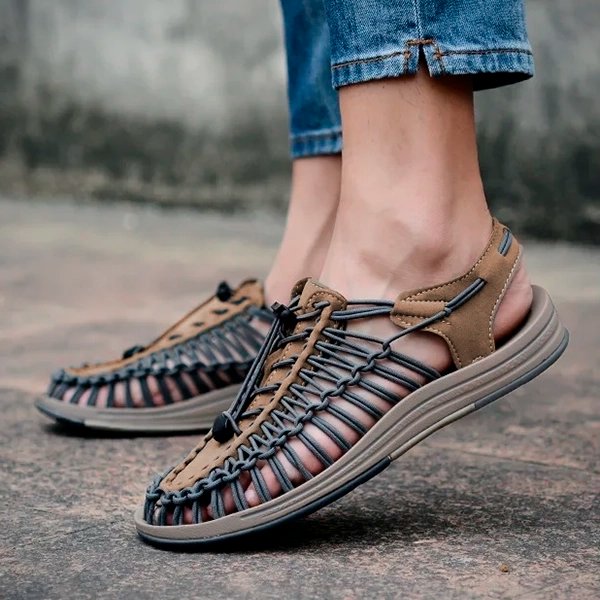 https://cdn.shopify.com/s/files/1/0844/6001/1865/files/atmungsaktive-strandsandalen-ganztagiger-komfort-Braun.jpg?v=1738498500