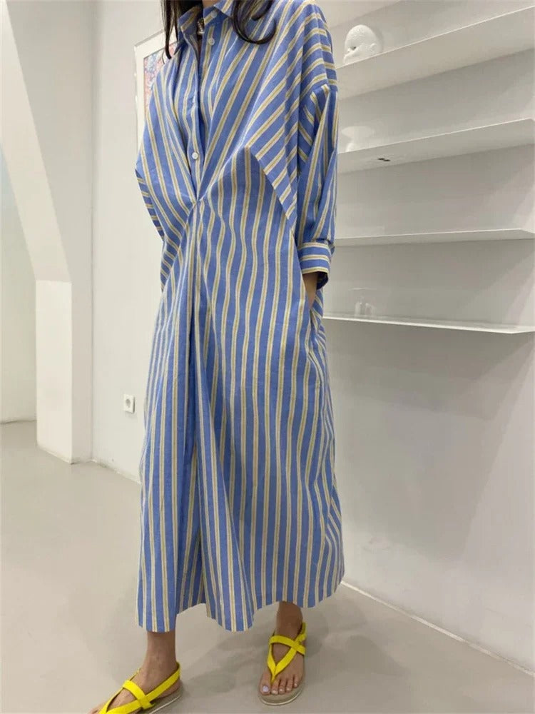 Alessia | Elegant skjortklänning för damer med rynkningar och ränder