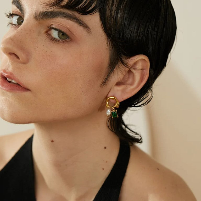 Esme | Geometrische Ohrringe mit Perlen und Smaragd-Design