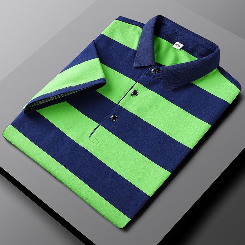 https://cdn.shopify.com/s/files/1/0844/6001/1865/files/laessiges-gestreiftes-herren-poloshirt-Grun.jpg?v=1739210431