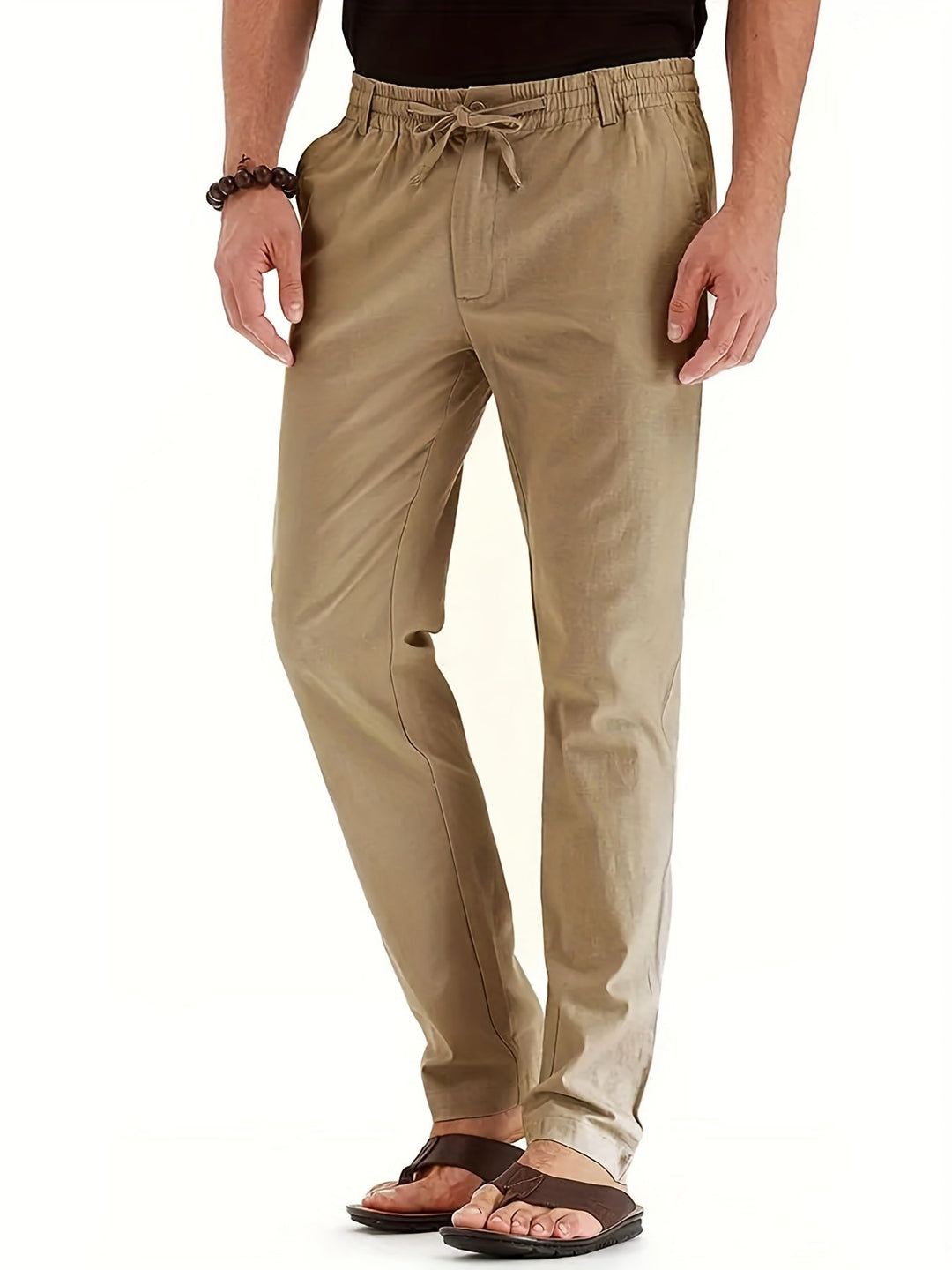 https://cdn.shopify.com/s/files/1/0844/6001/1865/files/legere-sommerhosen-maenner-Khaki.jpg?v=1739982528