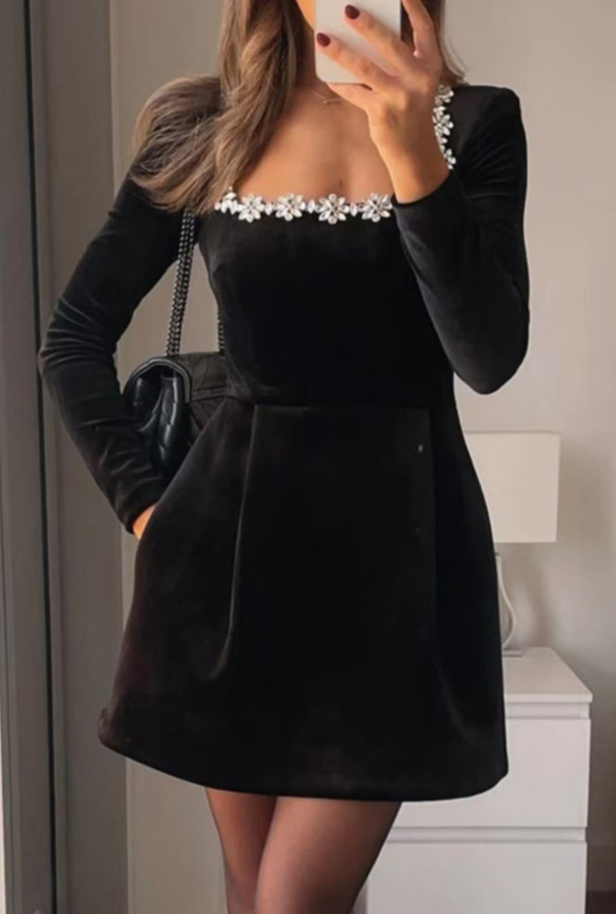 Elegantes Mini-Kleid mit Blumen-Details 6