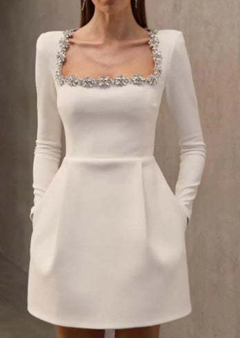 Elegantes Mini-Kleid mit Blumen-Details 7