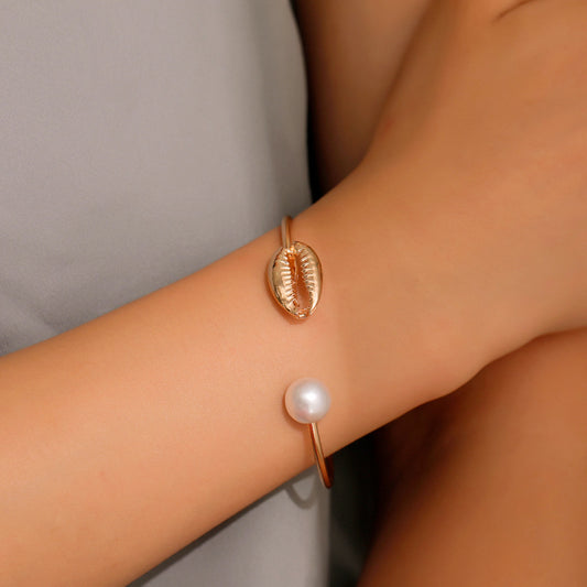 Damen Armreif mit Perle und Muschel – Filigranes Design in Gold- und Silberoptik, Ideal für Sommer- und Strandmode 1