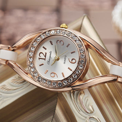 Damen Armbanduhr mit Strass Verzierungen 1