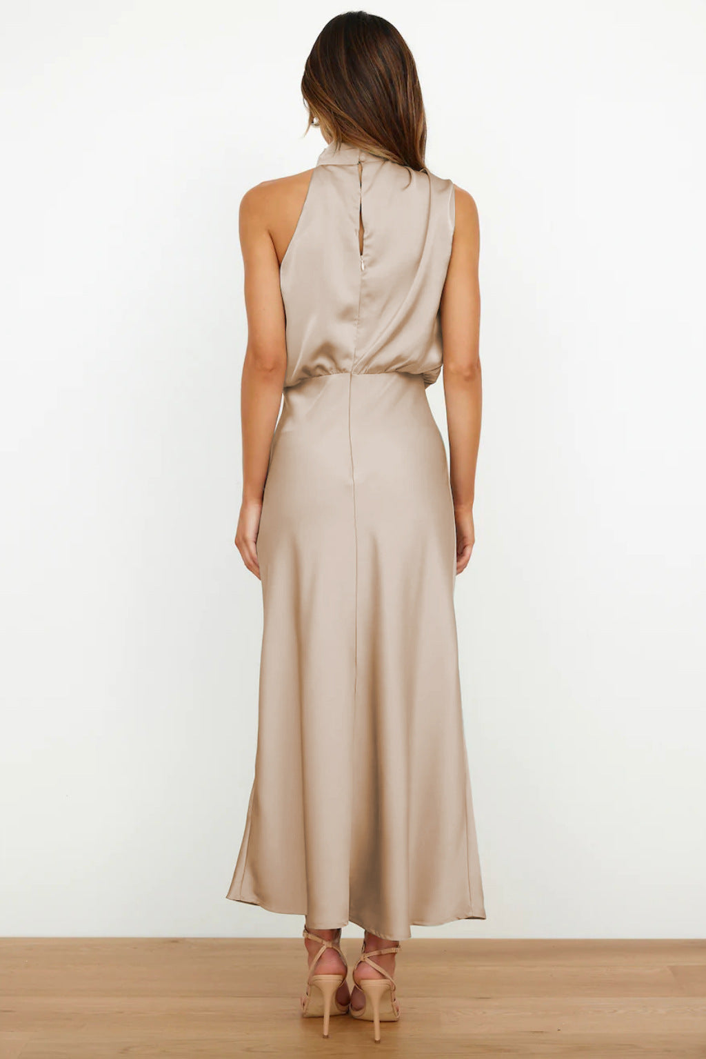 Carmen | Elegant aftonklänning med halterneck för damer