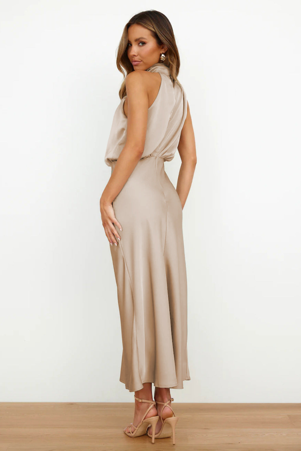Carmen | Elegant aftonklänning med halterneck för damer