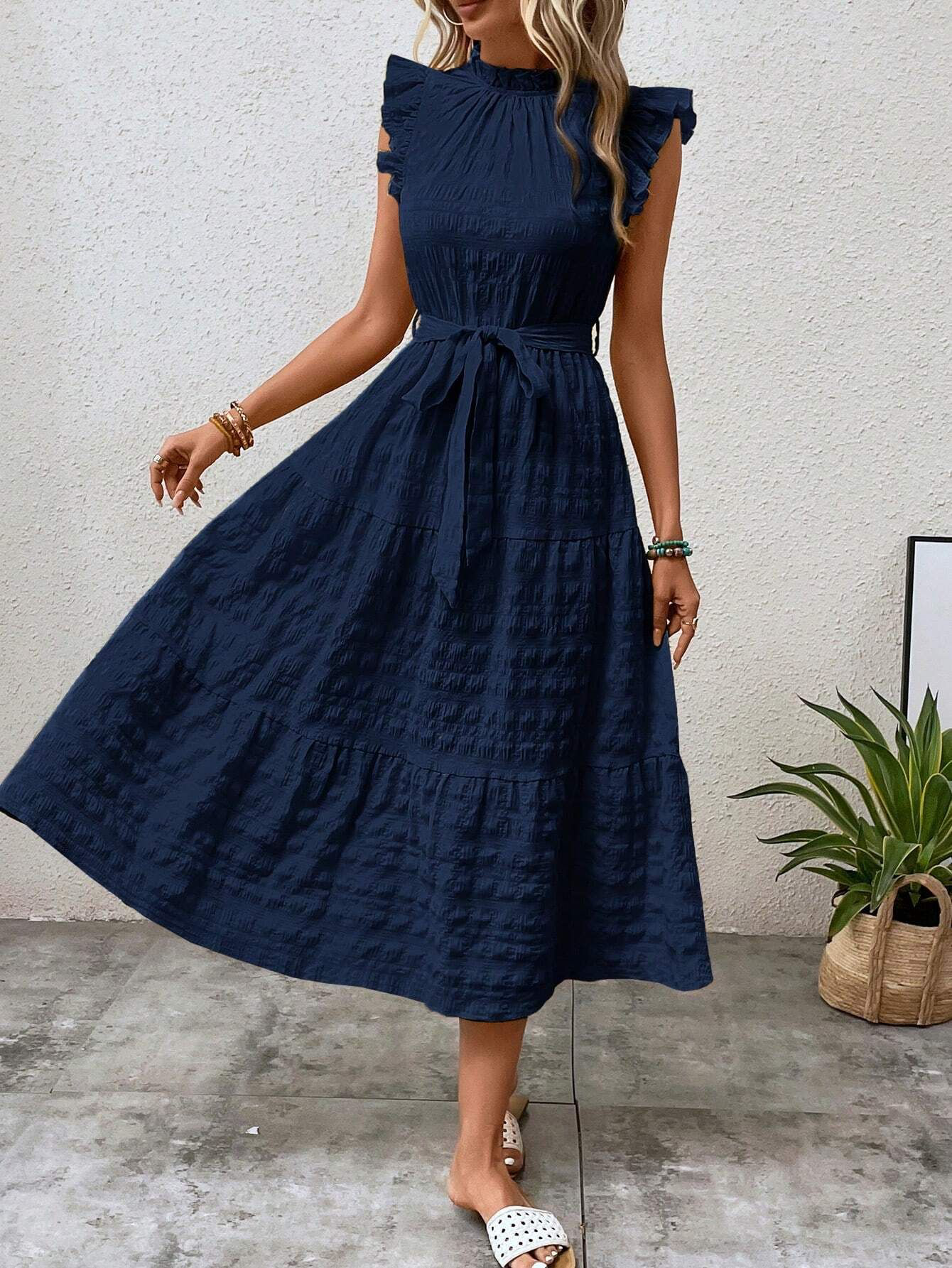 Denise | Elegantes Damenkleid mit Gürtel und Flyern für festliche Anlässe