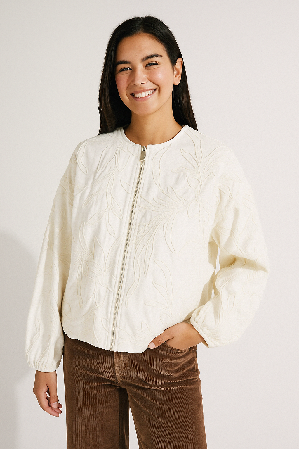 Jacka med blommigt broderimönster och dragkedja