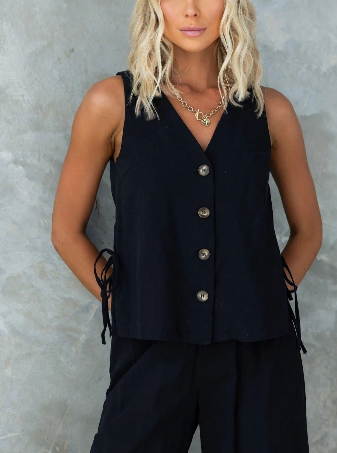 Completo pantaloni senza maniche da donna con scollo a V