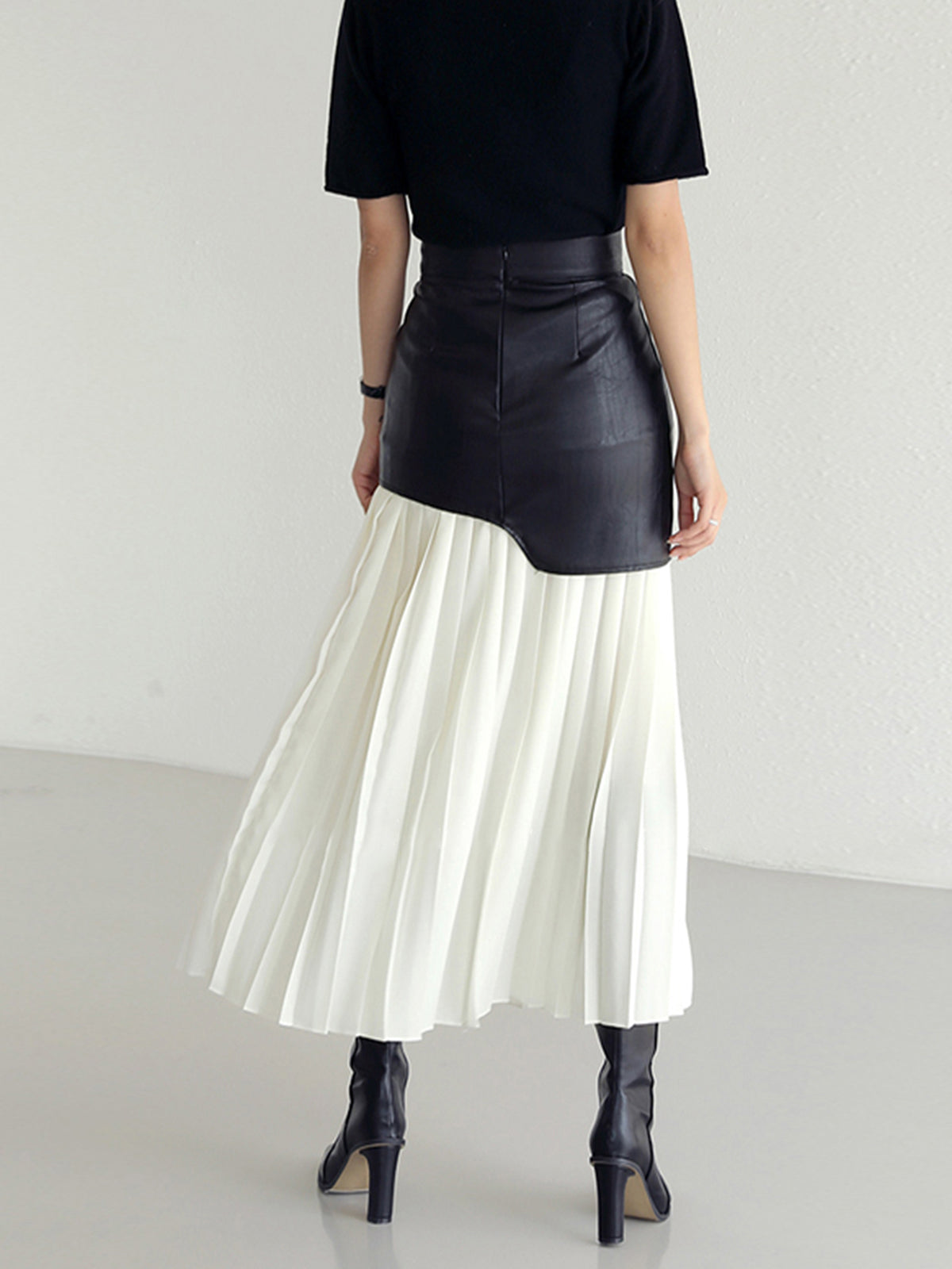 Asymmetrical skirt made of imitation leather and chiffon