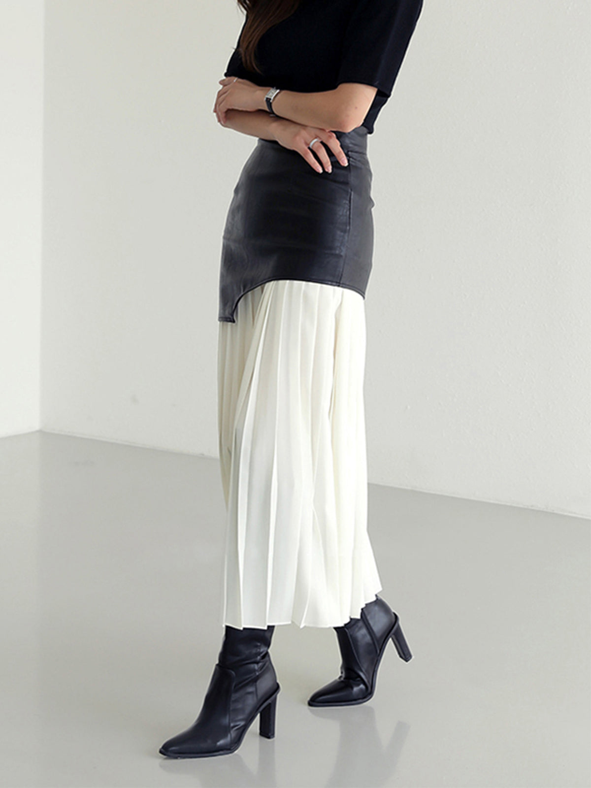 Asymmetrical skirt made of imitation leather and chiffon