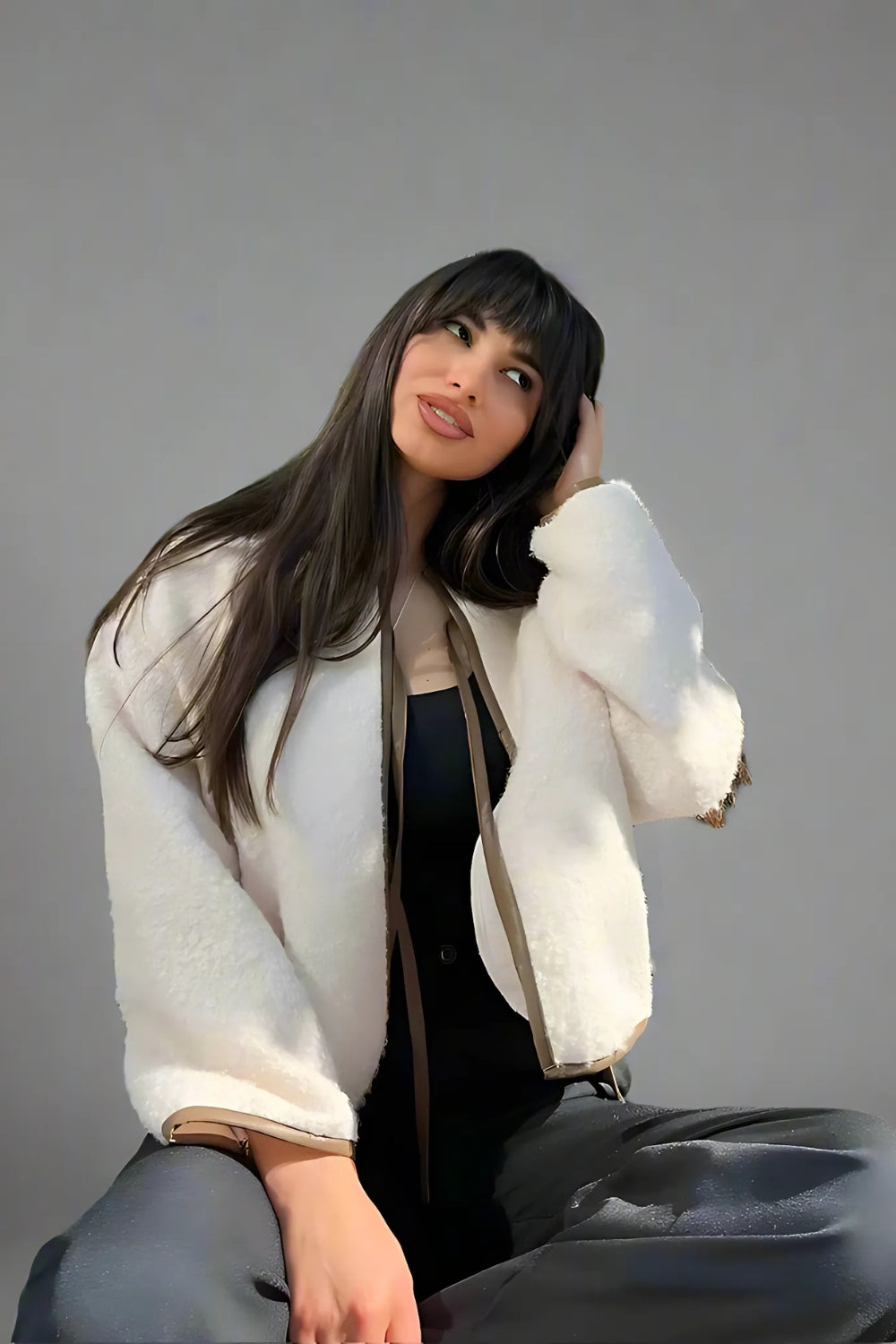 Beige Cardigan mit Rundhalsausschnitt und Druckknopf