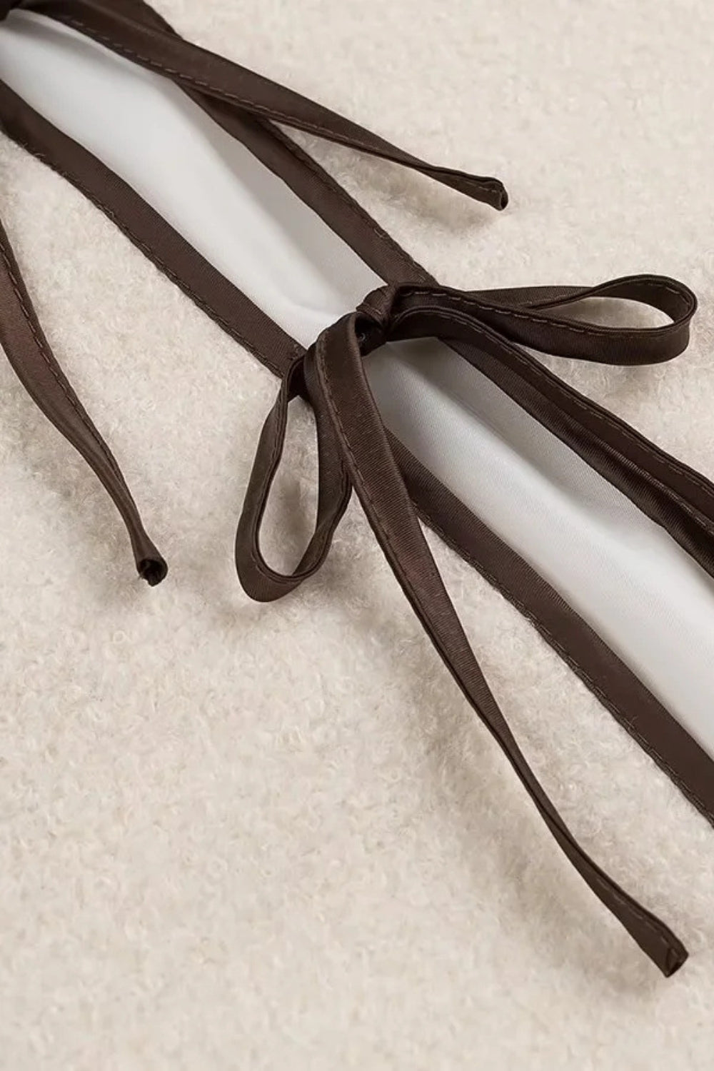 Beige Cardigan mit Rundhalsausschnitt und Druckknopf