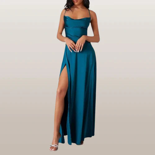 Vera | Elegant maxiklänning i satin med slits