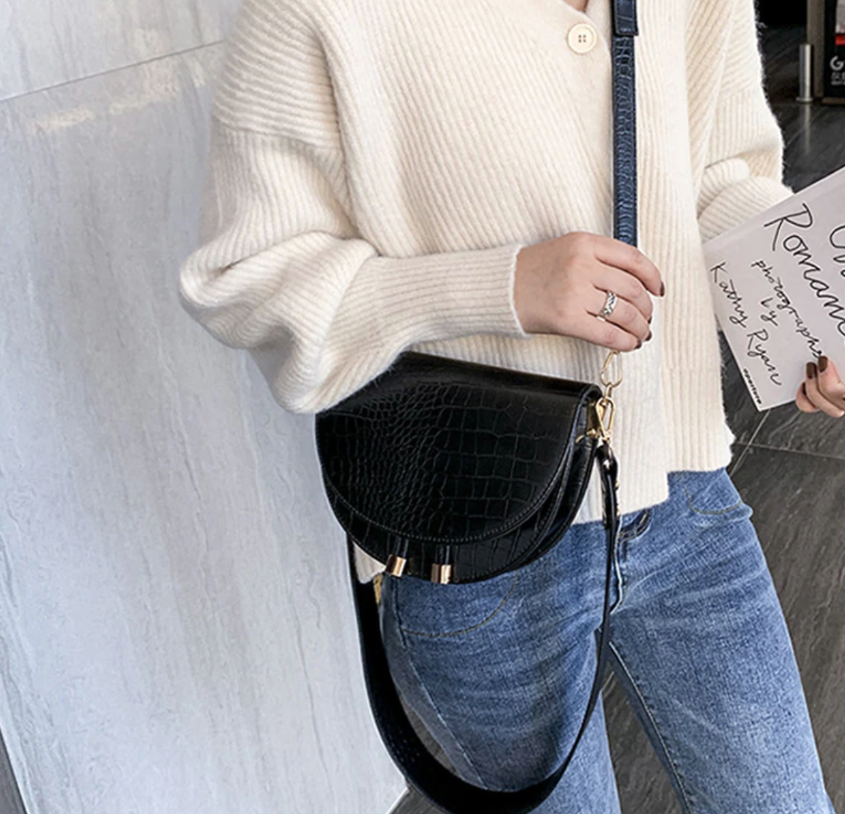 Chelsey crossbody bag made of faux leather with crocodile effect – stylish shoulder bag in earth tones