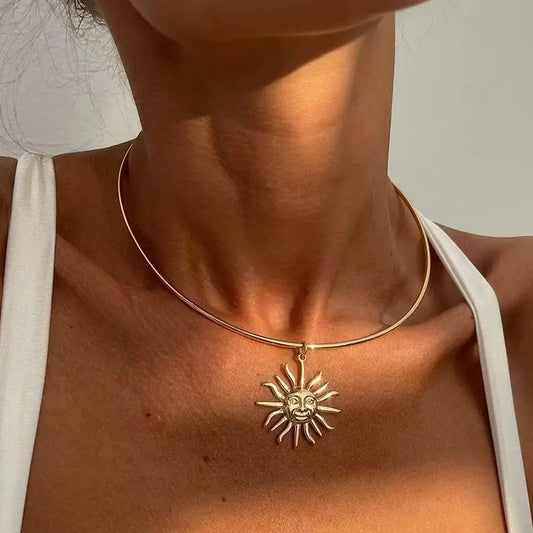 Elegante ene Choker-Halskette mit Sonnenanhänger für Damen
