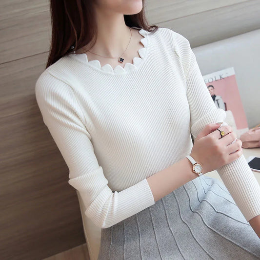 Elegant women's sweater with long sleeves and round neckline