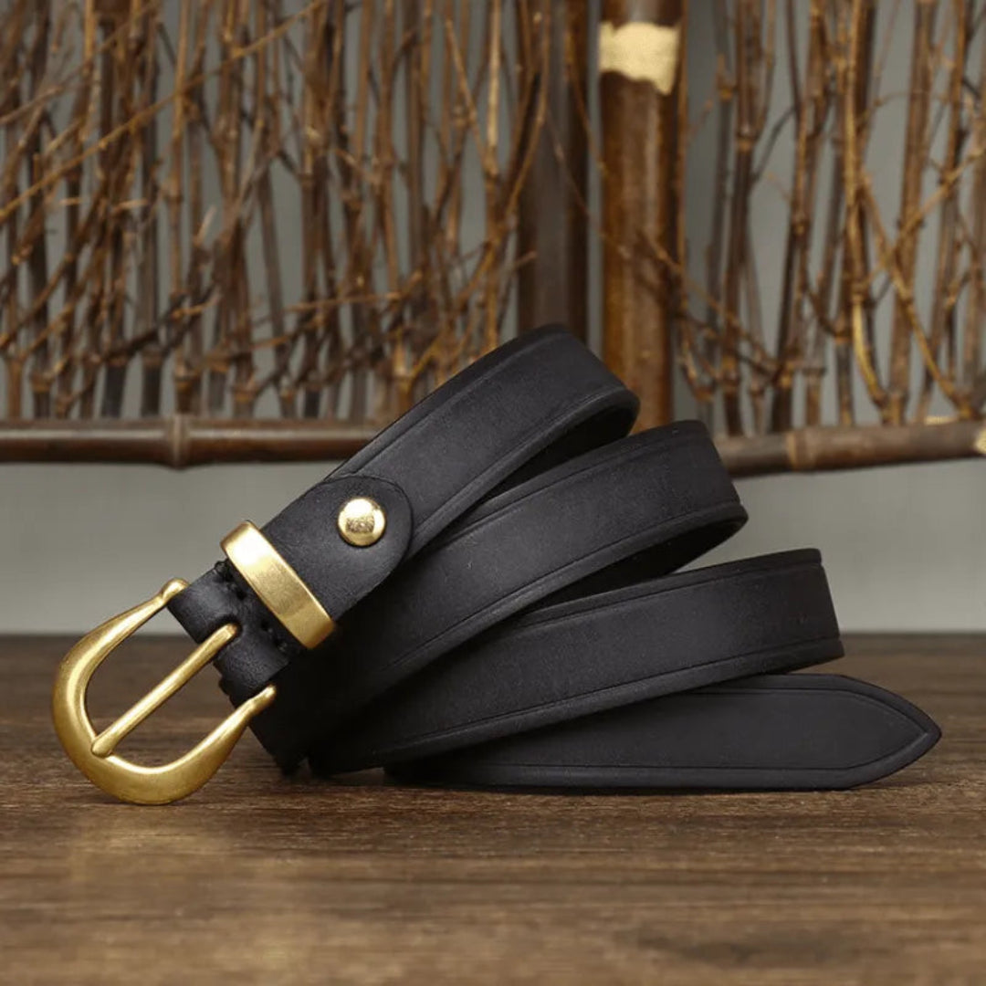 Elegant bälte i fullkornsläder med böjd mässingsspänne