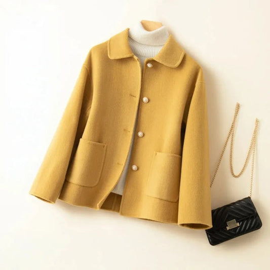 Elegant coat with doll collar and pearl buttons