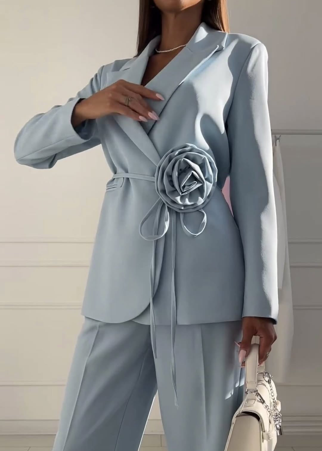 Elegantes Kostüm Damen mit Langarm und Gleitendem Dekolleté