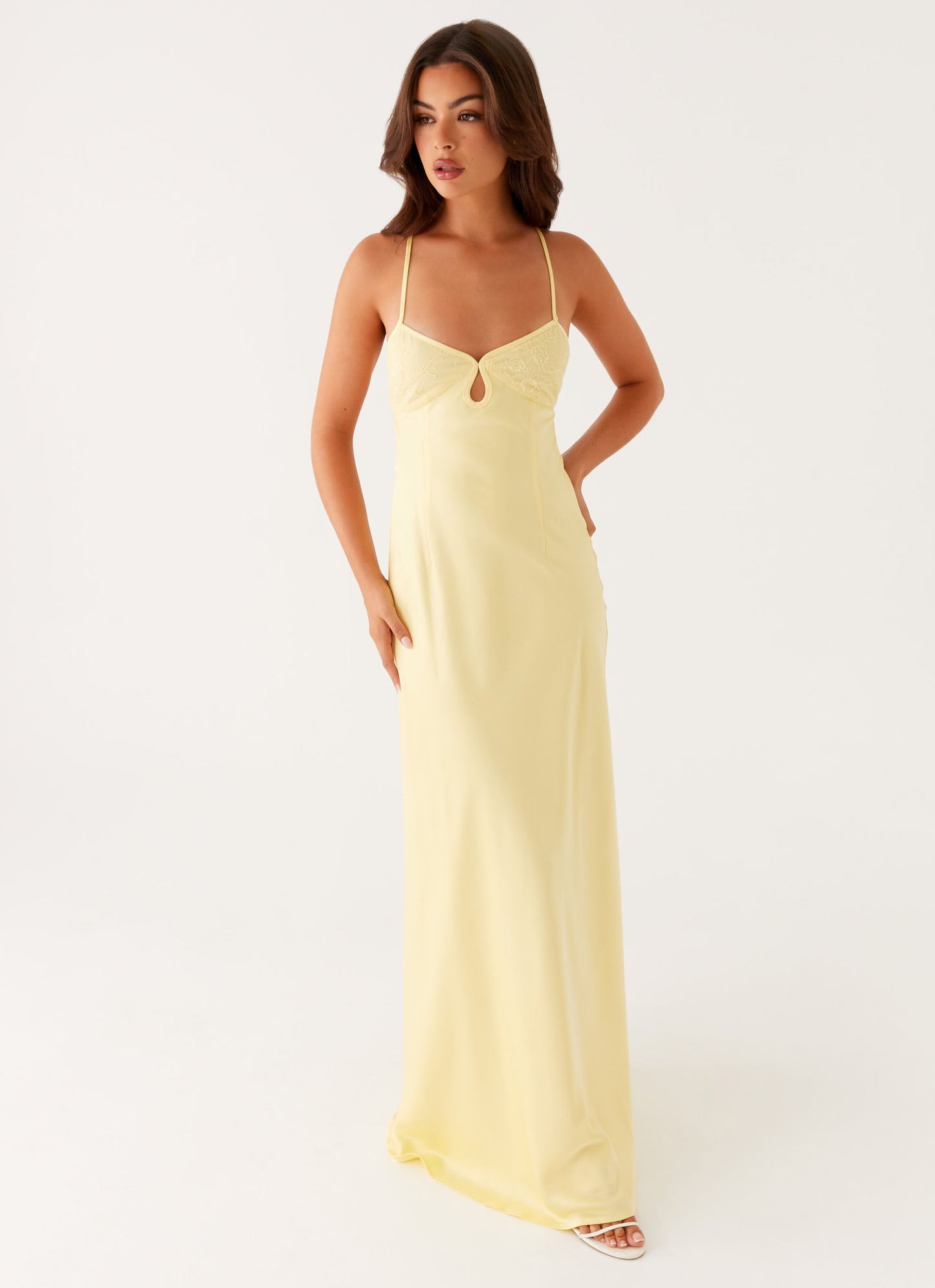 Elegant maxi dress in light yellow with lace details