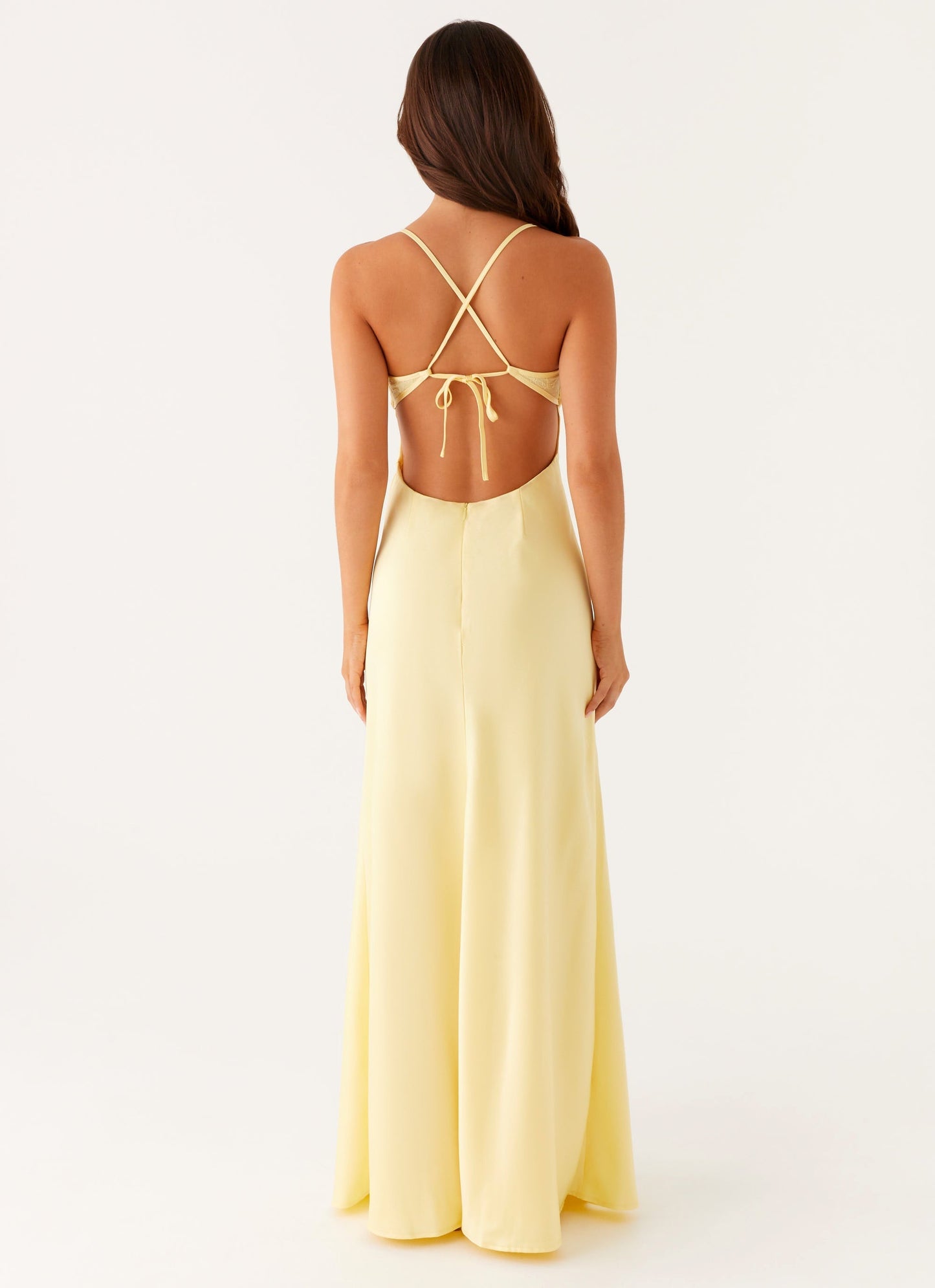 Elegant maxi dress in light yellow with lace details