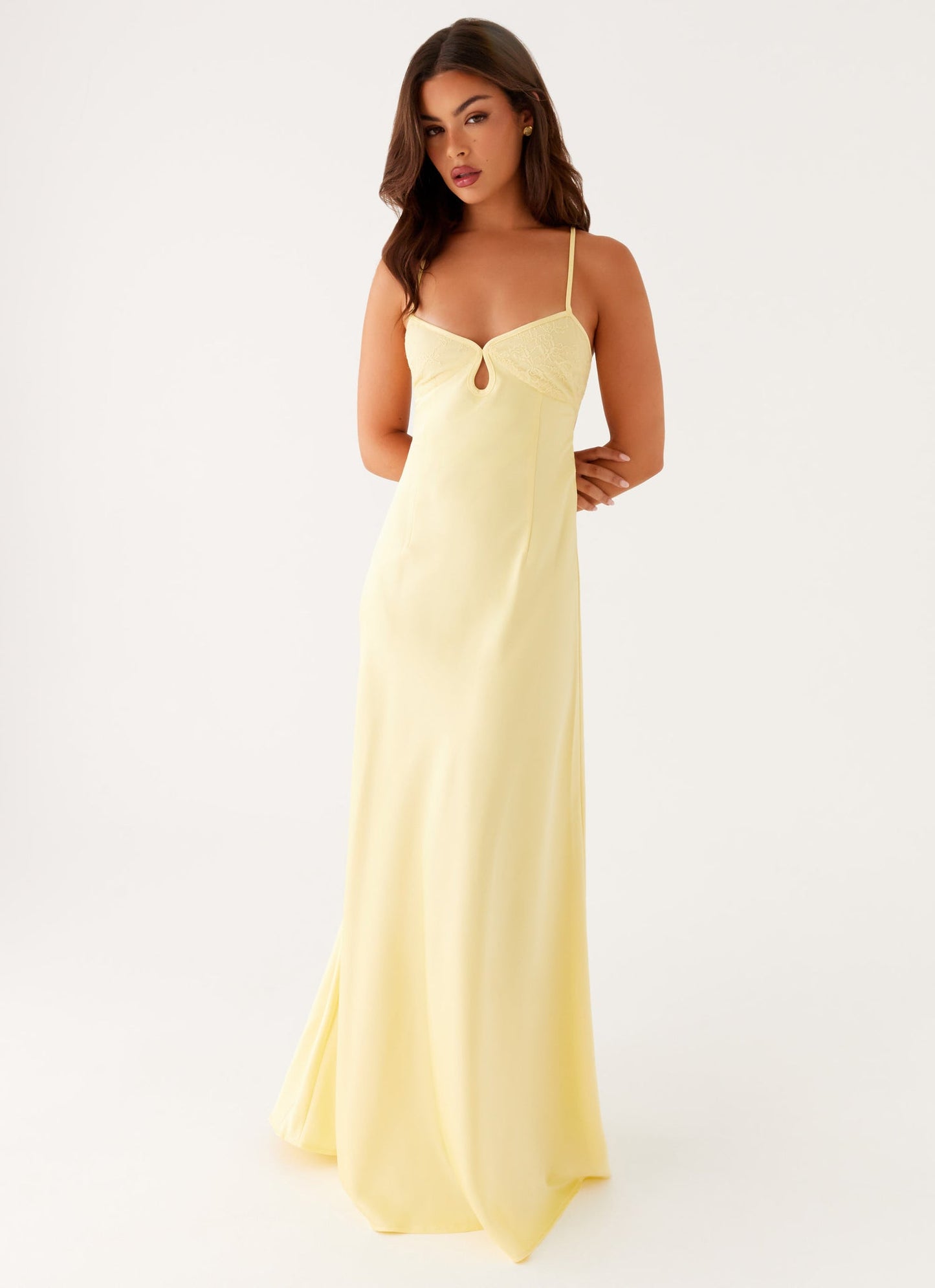 Elegant maxi dress in light yellow with lace details