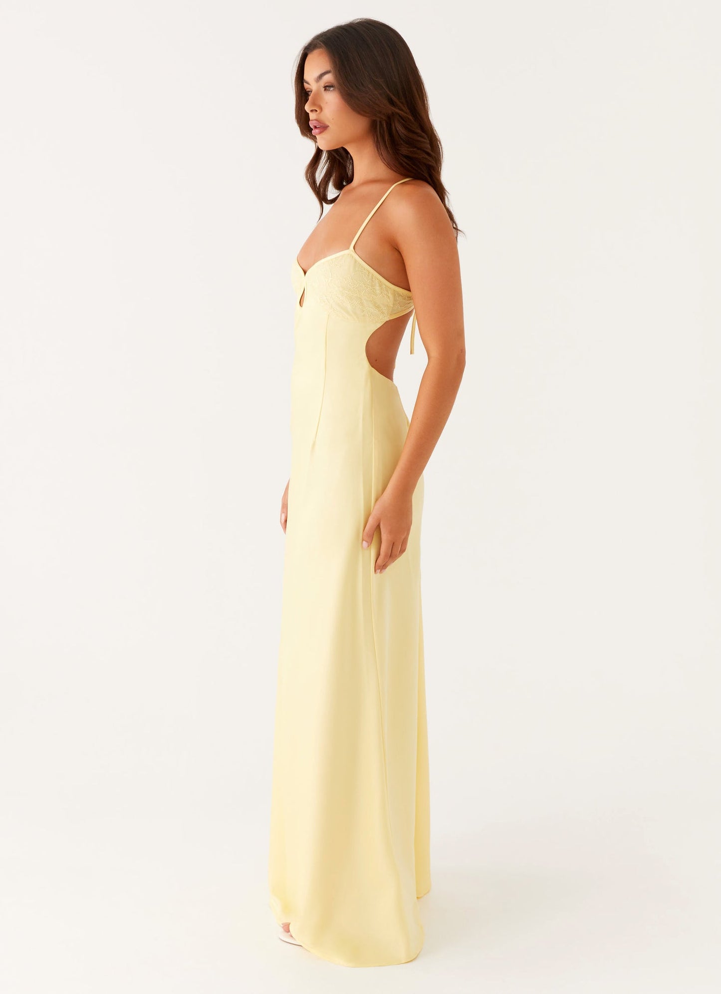 Elegant maxi dress in light yellow with lace details