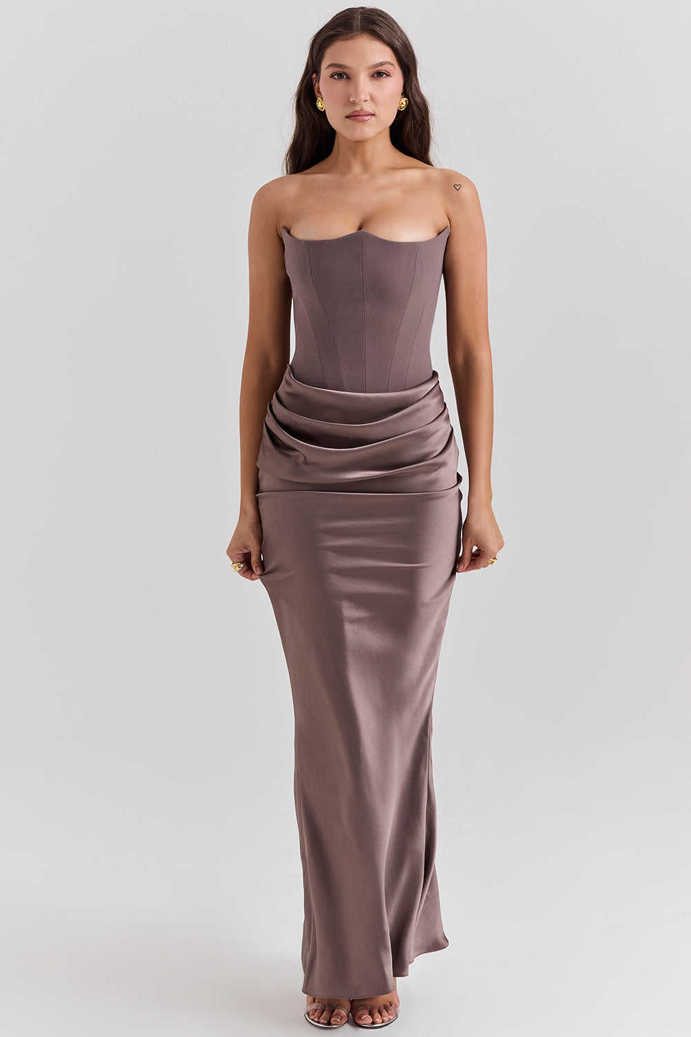 Elegant maxi dress with shoulder straps and corset