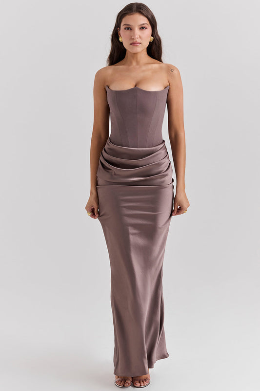 Elegant maxi dress with shoulder straps and corset