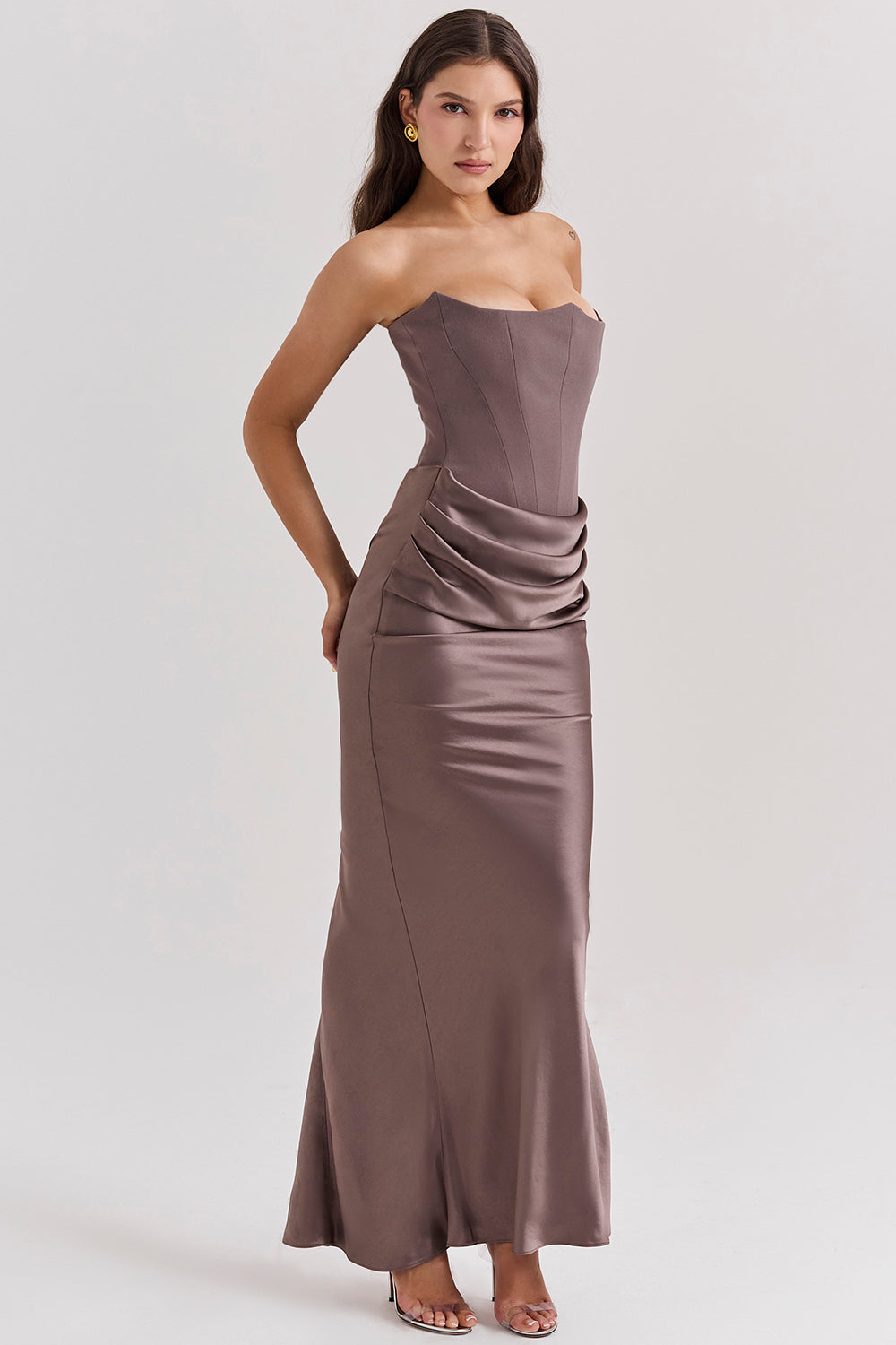 Elegant maxi dress with shoulder straps and corset