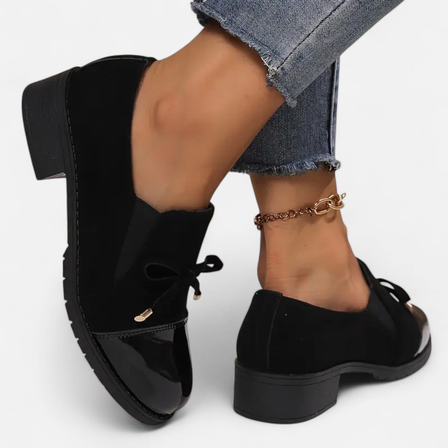 Elegant women's loafers with block heel and patent details