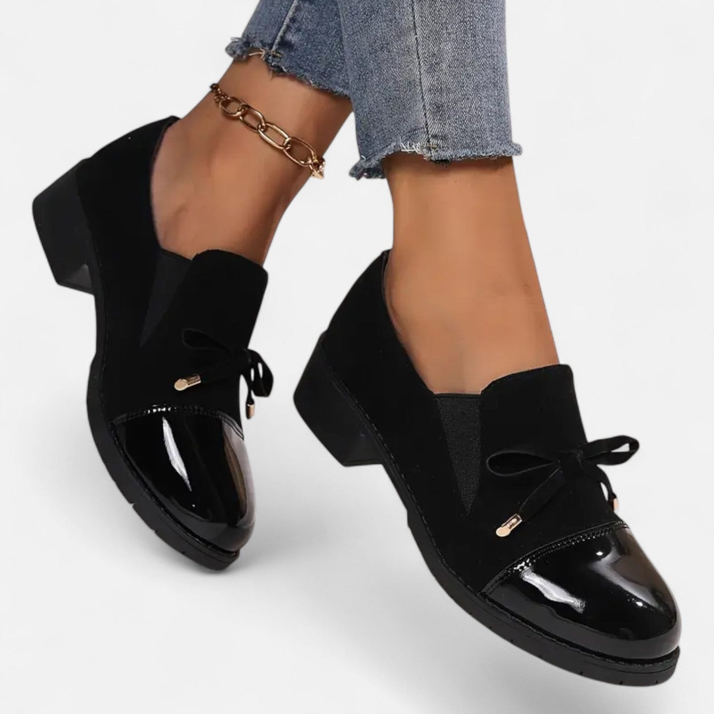 Elegant women's loafers with block heel and patent details