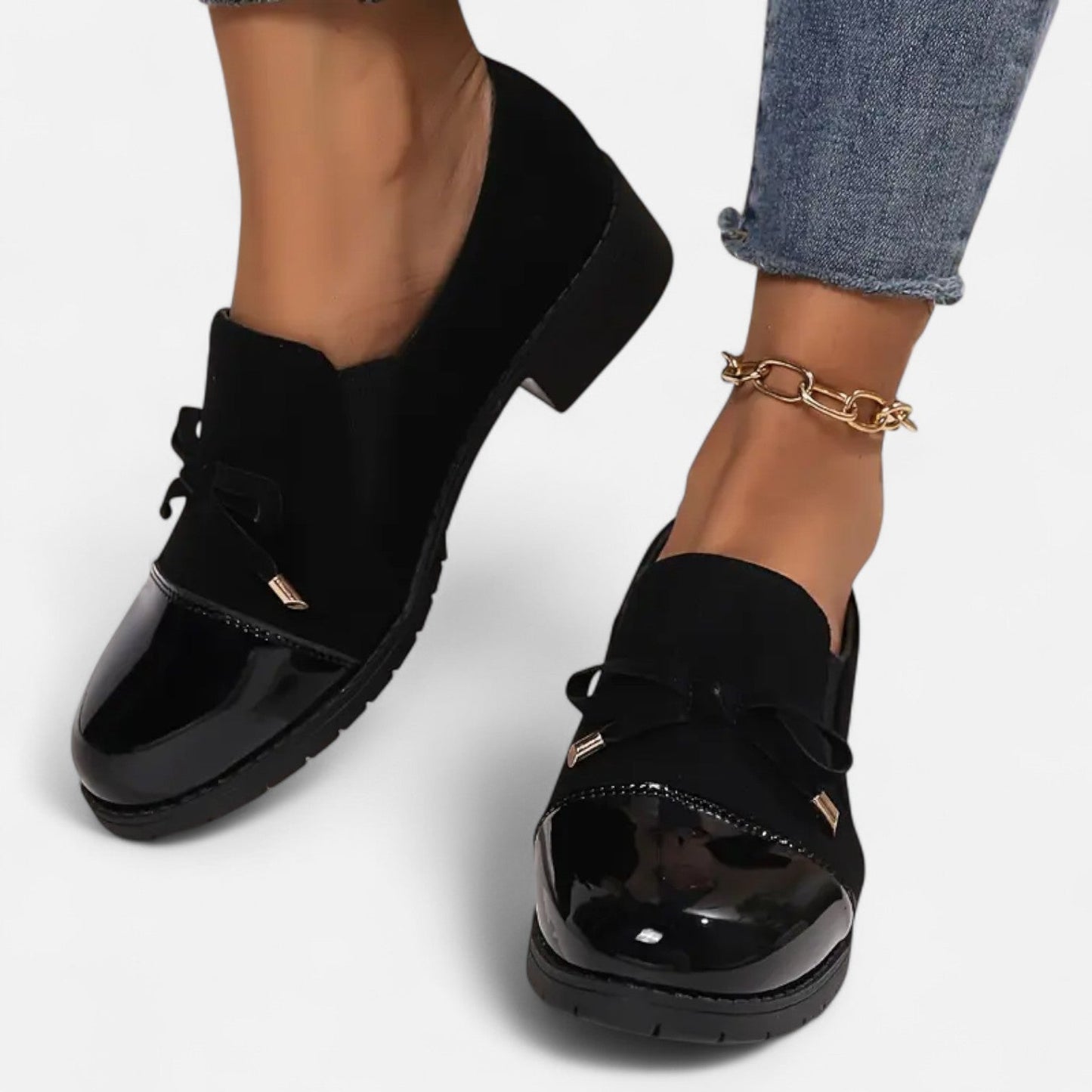 Elegant women's loafers with block heel and patent details