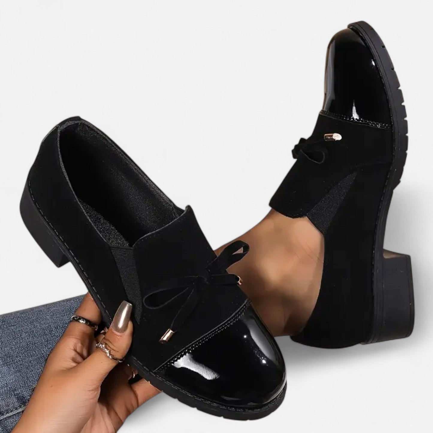 Elegant women's loafers with block heel and patent details